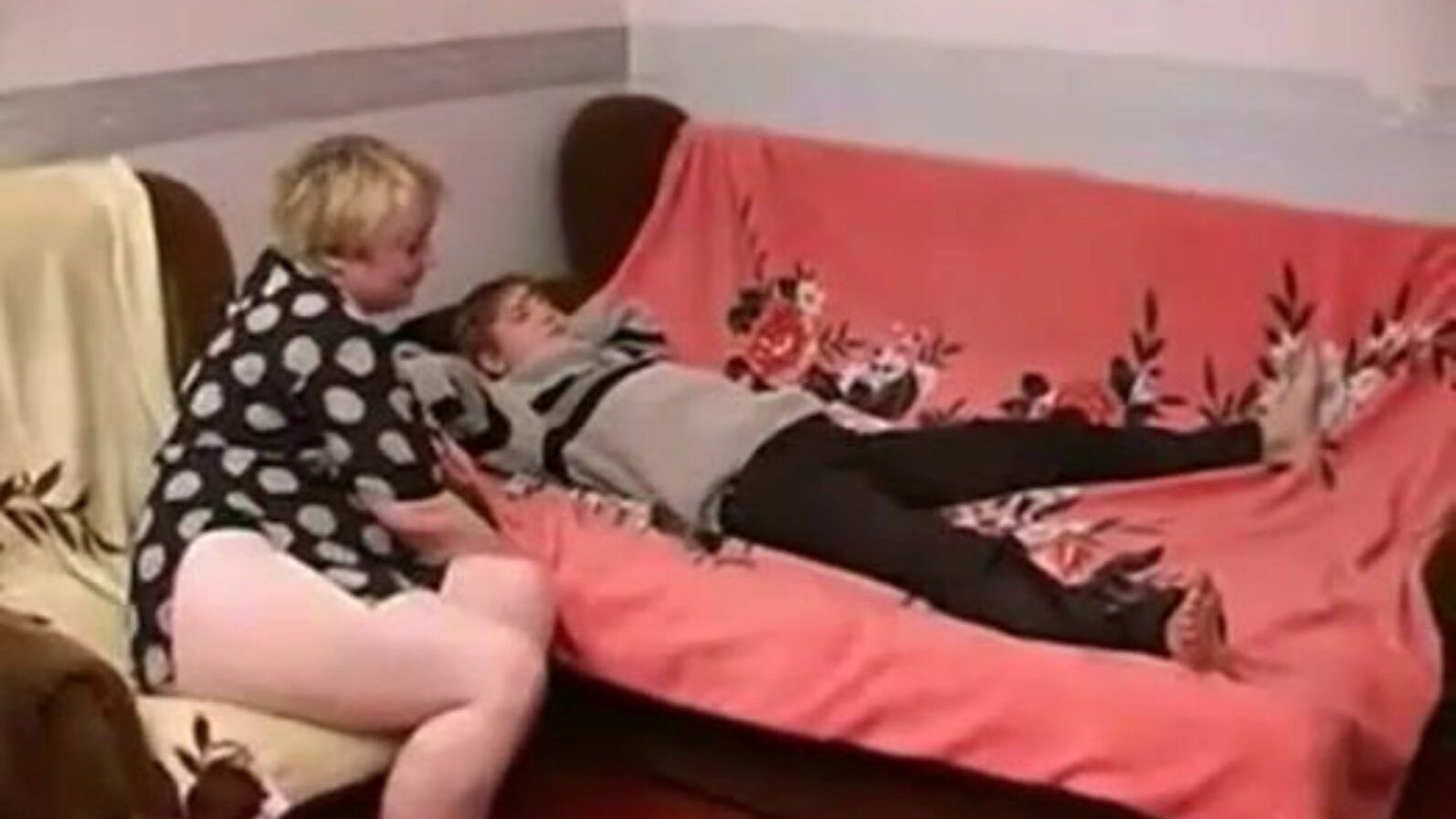 maman parle à son beau-fils de la pilonner